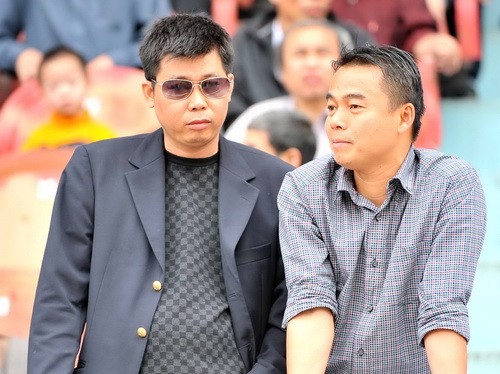 Bầu Trường, đại gia khét tiếng đất Hoa Lư (trái), ông chủ của Vinakansai Ninh Bình - cũng sở hữu một bộ sưu tập với những chiếc xe siêu sang và đắt đỏ không hề kém cạnh so với ông chủ của Sài Gòn FC.